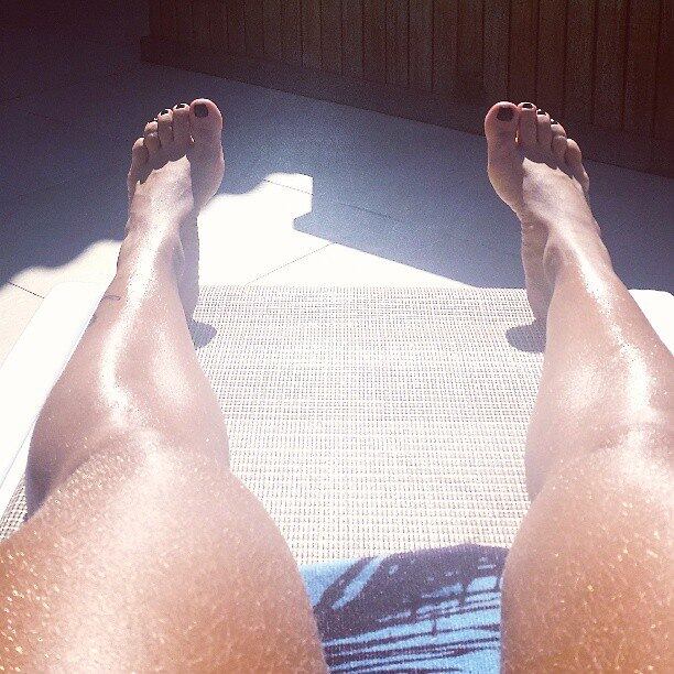 Viviane Araújo publica foto de suas pernas e pés