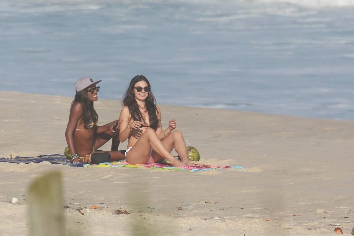 Isis Valverde esteve na praia da Reserva, no Rio
