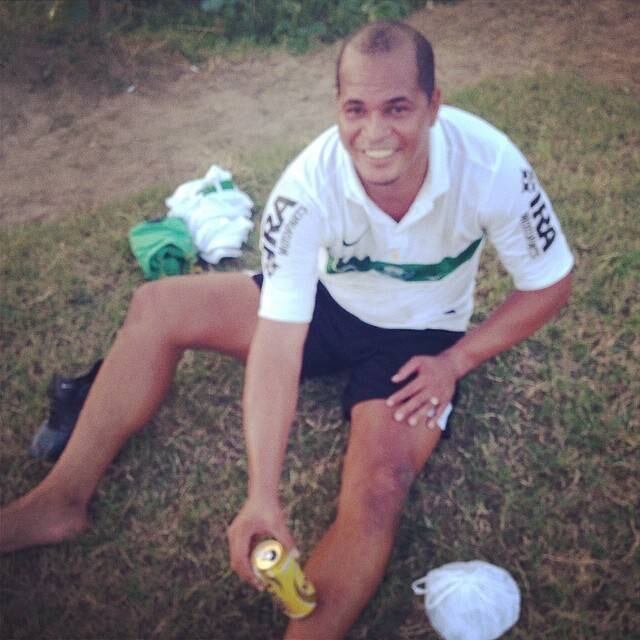 Aloísio Chulapa, ex-São Paulo, é outro que curte bastante a sua conta no Instagram. O centroavante, que está aposentado, postou uma foto com uma lata de cerveja sendo usada como gelo para a perna. Bizarro!