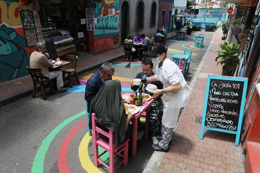 Nas tradicionais ruas da Candelária, bairro turístico e central que concentra lojas de artesanatos, restaurantes e bares, é possível almoçar do lado de fora