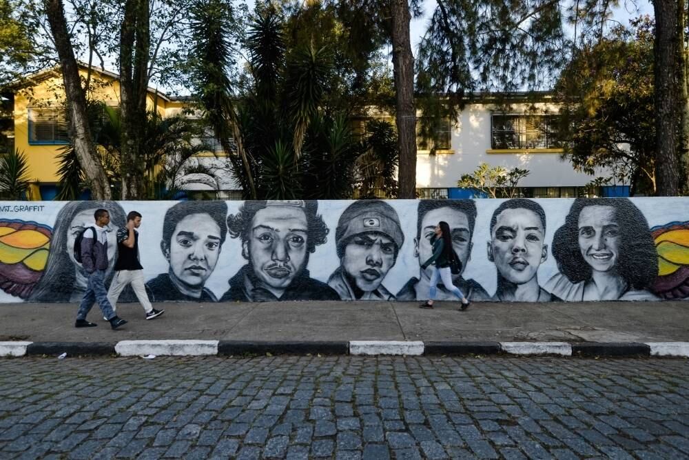 Grafite mostra lado a lado os rostos das vítimas que morreram em dia de ataque