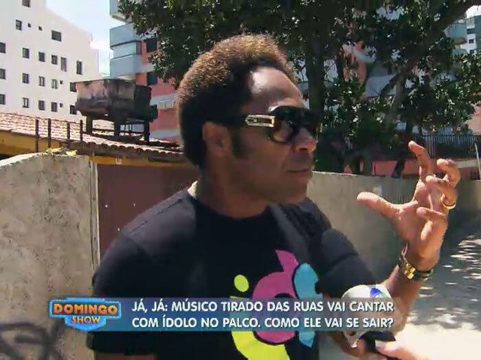 “Quando eu comecei esse projeto, eu
sabia o que Deus queria de mim. Meu objetivo é salvar a vida de pessoas.
Através da minha história, mudar a história de outras pessoas. Saber que eu
faço parte dessa recuperação... Imagina a alegria da família, dos pais, de
Deus!...”


+ ASSISTA: Sonho realizado! Músico tirado das ruas canta ao lado do ídolo no Domingo Show

+ Aproveite e confira as matérias do programa Domingo Show

+ Já curtiu a página do Domingo Show no Facebook? É só clicar!

+ Siga o Domingo Show no Twitter e receba todas as notícias do programa