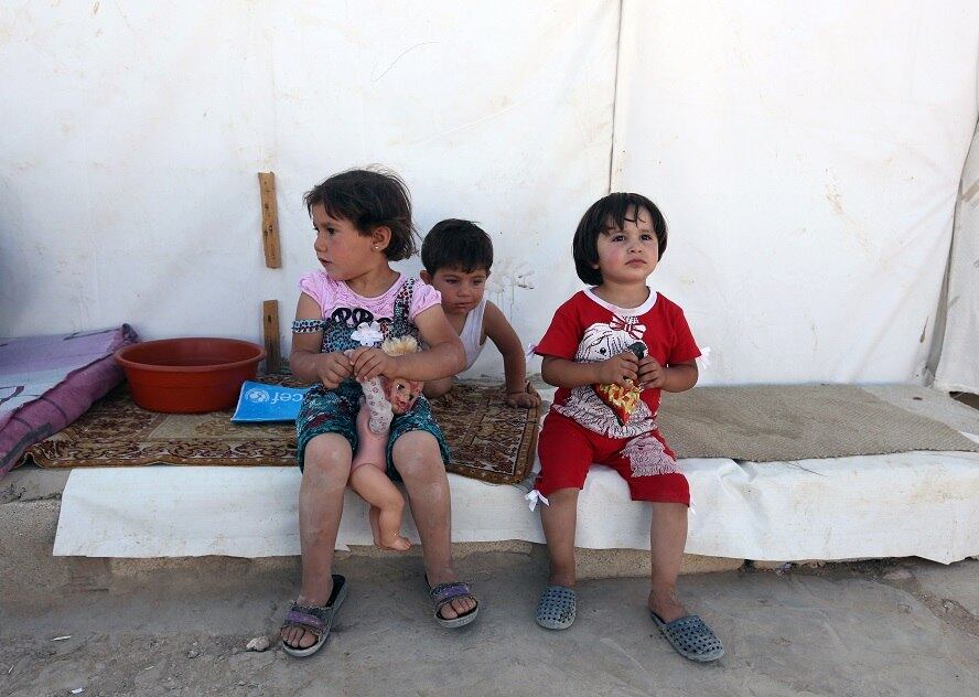 Amer Oda ignorou as advertências israelenses para levar sua família de 45 membros para fora desta área, perguntando, como toda Gaza faz, "Para onde posso ir?"

"Isto se tornou vida normal para elas (crianças)", diz, enquanto puxa a pequena Dima, de 4 anos. "Isso é tudo o que elas conhecem".

Dima já viveu duas guerras de Gaza. Todo cidadão local, com idades entre seis e mais, já presenciou três ou mais