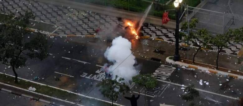 Manifestantes queimaram pneus para impedir a passagem de veículos; bombas de gás foram disparadas
