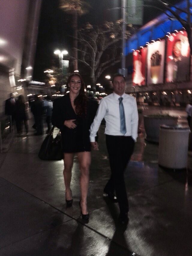 Cris Cyborg e Ray Elbe apareceram de mãos dadas no UFC 184, em Los Angeles (EUA)
