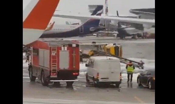 Caminhão que derrete gelo se chocou com avião na pista