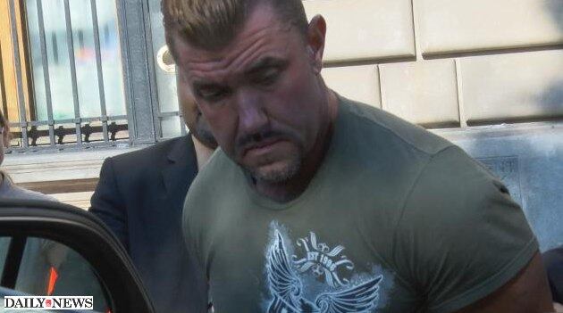 O professor que chocou os Estados Unidos na semana passada após usar a tática de presentear sua aluna e mentir aos pais para estuprá-la pediu desculpas à garota por e-mail, segundo o site New York Daily News nesta segunda-feira (24).

Na segunda-feira (17) passada, depois de atacar sua aluna de dez anos em seu carro, Anthony Criscuolo, de 40 anos, escreveu um email para a vítima reconhecendo sua brutalidade: "Eu fui muito duro. Desculpe, isso é normal. Você pode ficar dolorida alguns dias...como foi pra você?"

O crime, descoberto na quarta-feira (19), foi o motivo para prisão imediata de Criscuolo.

Veja a seguir como e quando será o julgamento do professor que criou uma série de mentiras para enganar os pais e a aluna, os presentes e as armadilhas que ele planejou meses antes do ataque
