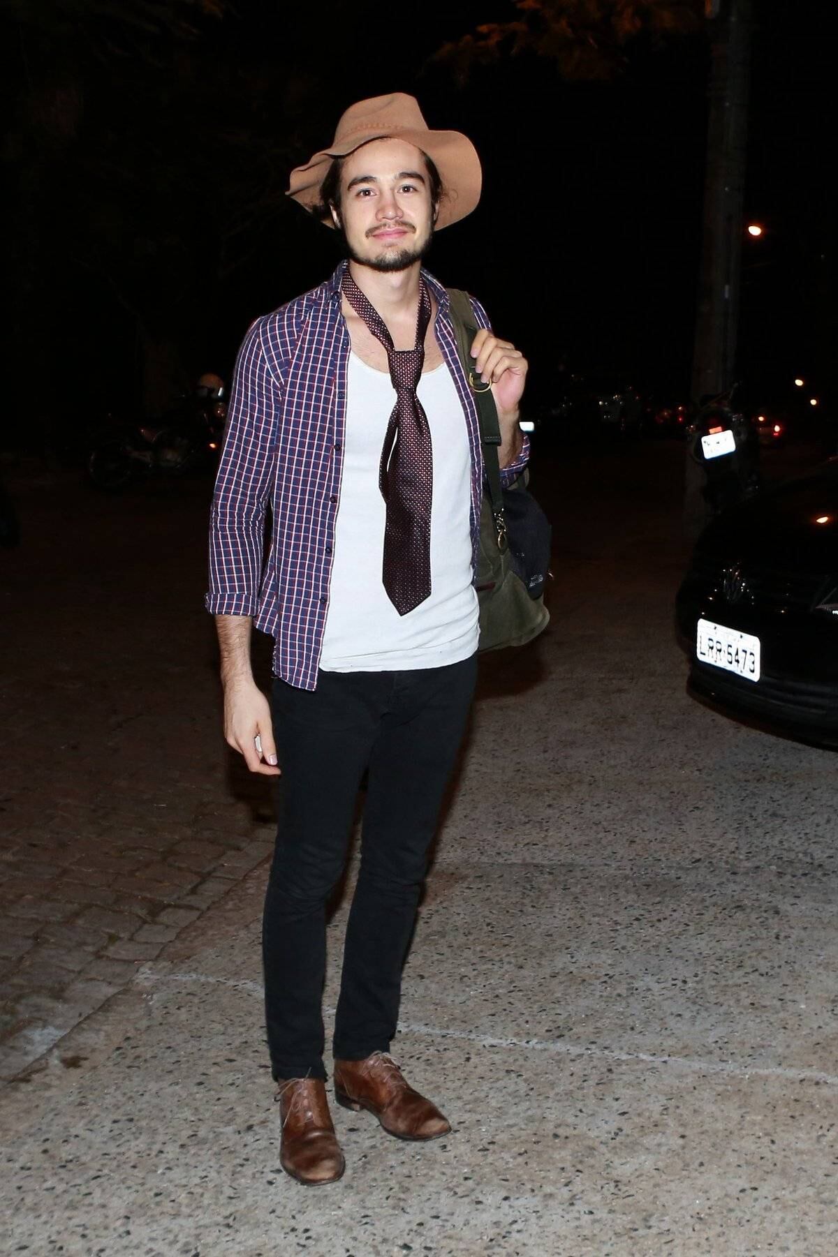 Tiago Iorc escolheu uma gravata solta para entrar no clima junino. O cantor é apontado como o novo affair da atriz Bruna Marquezine