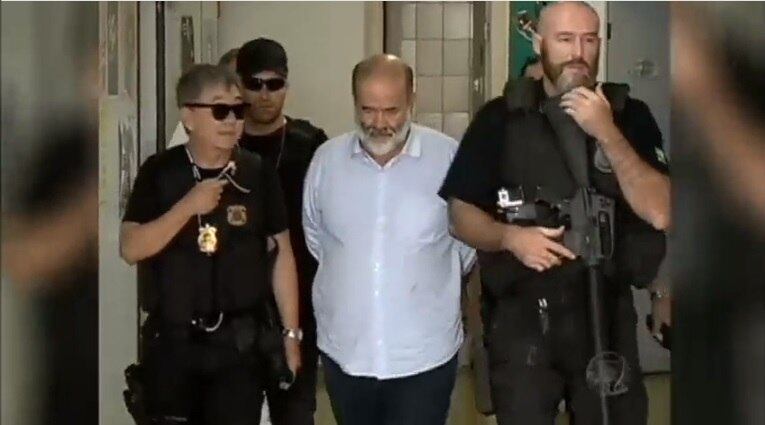 12ª fase 


Cinco dias depois, o
ex-tesoureiro do PT, João Vaccari Neto, é preso. Ele teria sido identificado
como recebedor de vantagens ilícitas a partir de fraudes em contratos com a
Petrobras.

Saldo:
2 prisões, 1 condução coercitiva e 1 mandado de busca e apreensão

