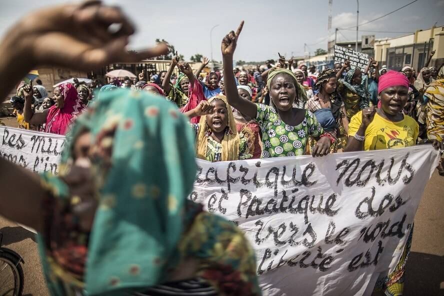 Moradores da República Centro-Africana tomaram as ruas de Bangui neste sábado em protestos (31) contra a morte de três pessoas. Os atos de violência aconteceram poucos dias depois de um ataque contra uma igreja onde 27 pessoas foram sequestradas 