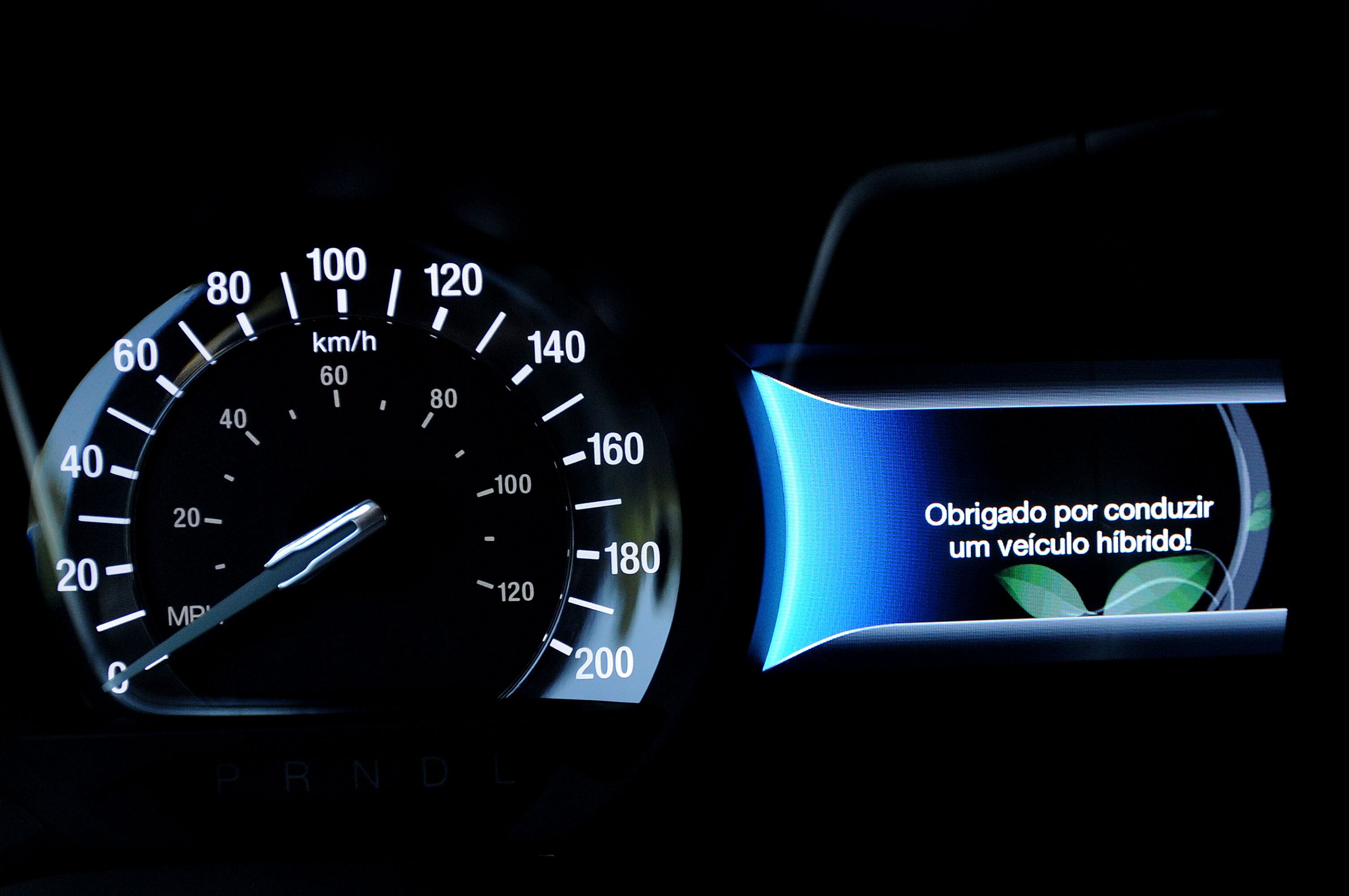 Para mostrar quão econômica é a forma de condução do motorista o Fusion mostra uma série de folhas no painel de instrumentos — quanto o maior o número delas, mais combustível está sendo poupado

Quer saber tudo sobre carros? Acesse www.r7.com/carros