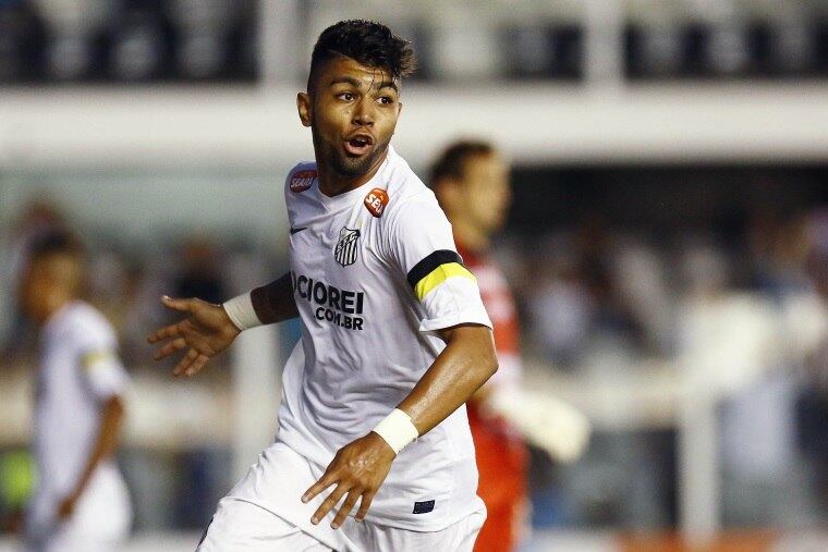 Com a falta de gols de Damião, o jovem Gabriel tem aproveitado para roubar a cena no ataque santista. Mesmo ainda com status de promessa, o atacante renovou com o clube e acertou salário de R$ 240 mil