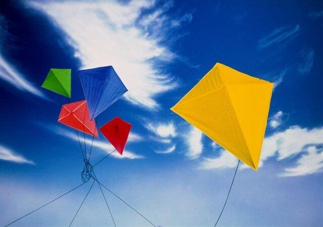 Sempre que possível, vale levar as crianças aos parques e praças. Brincadeiras ao ar livre e contato com a natureza contribuem para o desenvolvimento integral. Uma dica do Instituto Alana é reunir os pequenos,
familiares, vizinhos e amigos e organizar um piquenique ao ar livre recheado de
brincadeiras como pular corda, pipa, amarelinha, esconde-esconde ou pega-pega