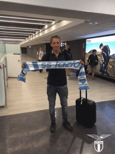 O brasileiro Lucas Leiva foi para a Lazio. Ele deixou a Inglaterra, onde atuou pelas últimas 10 temporadas. O volante de 30 anos foi contratado por 5 milhões de euros (R$ 18,2 milhões)
