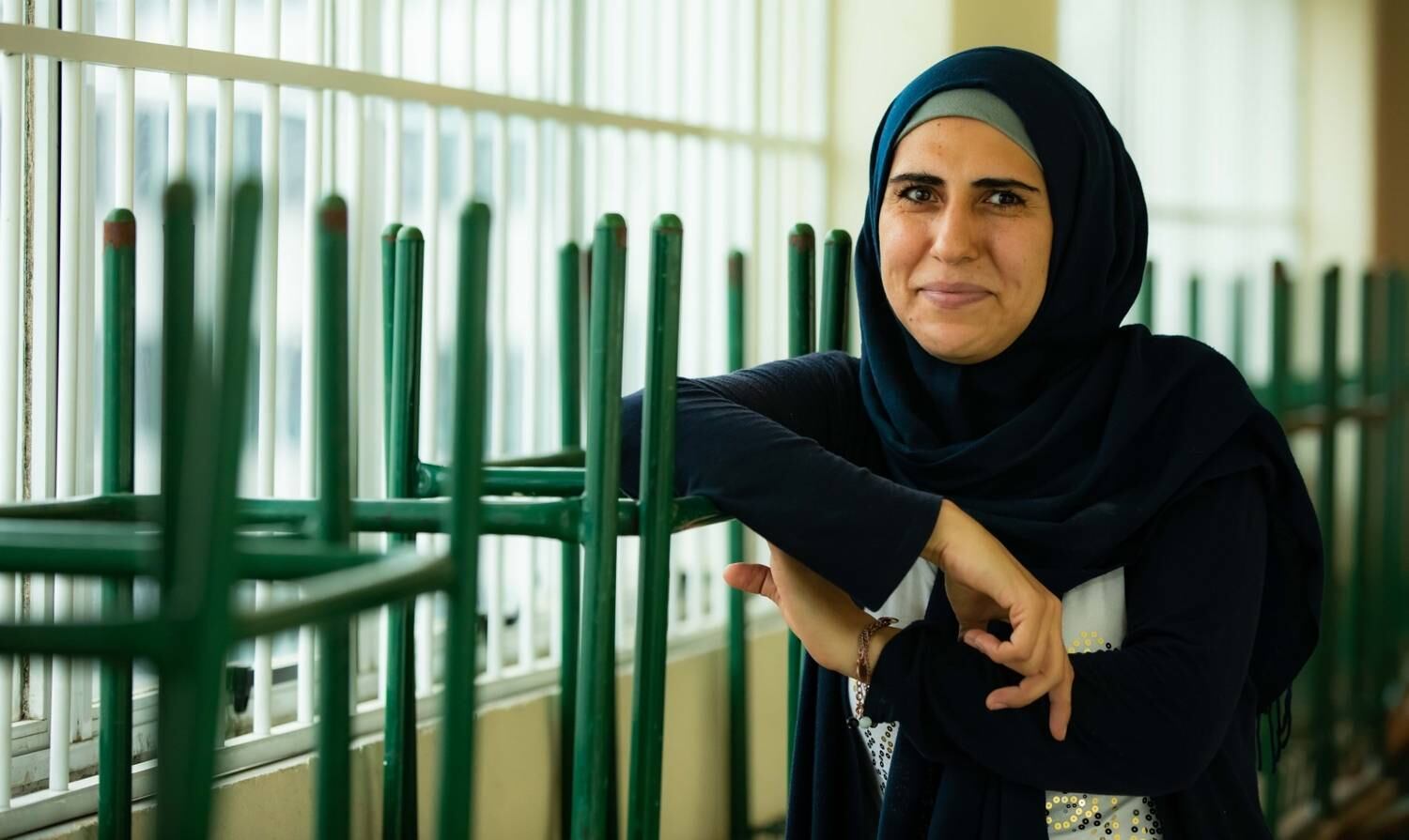 Nas aulas que acontecem dentro da mesquita, os pais também saõ convidados a participar. Nour Khamis, acompanha as filhas de longe, mas também está presente nas aulas de português. Os pais são incentivados pela IKMR a aprender o idioma