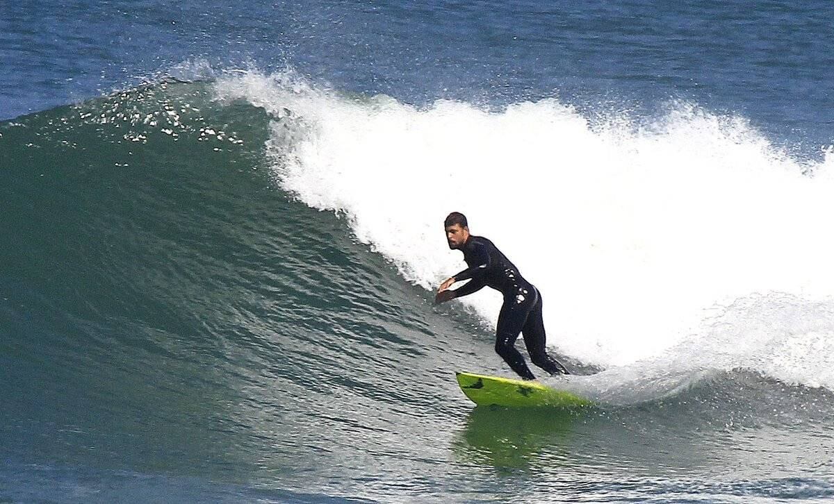 Cauã Reymond é fotografado em dia de surfe no Rio