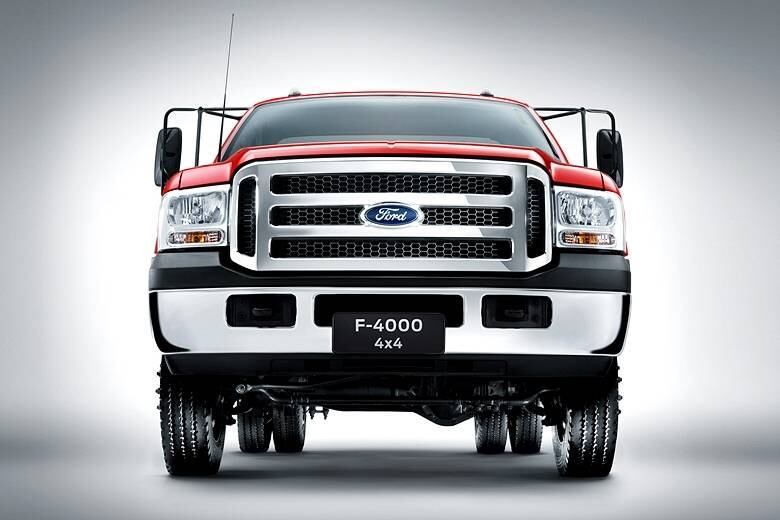 F-4000 tem comprimento de 6,31 metros, largura de 2,02 metros e
altura de 2,03 metros (sem carga)