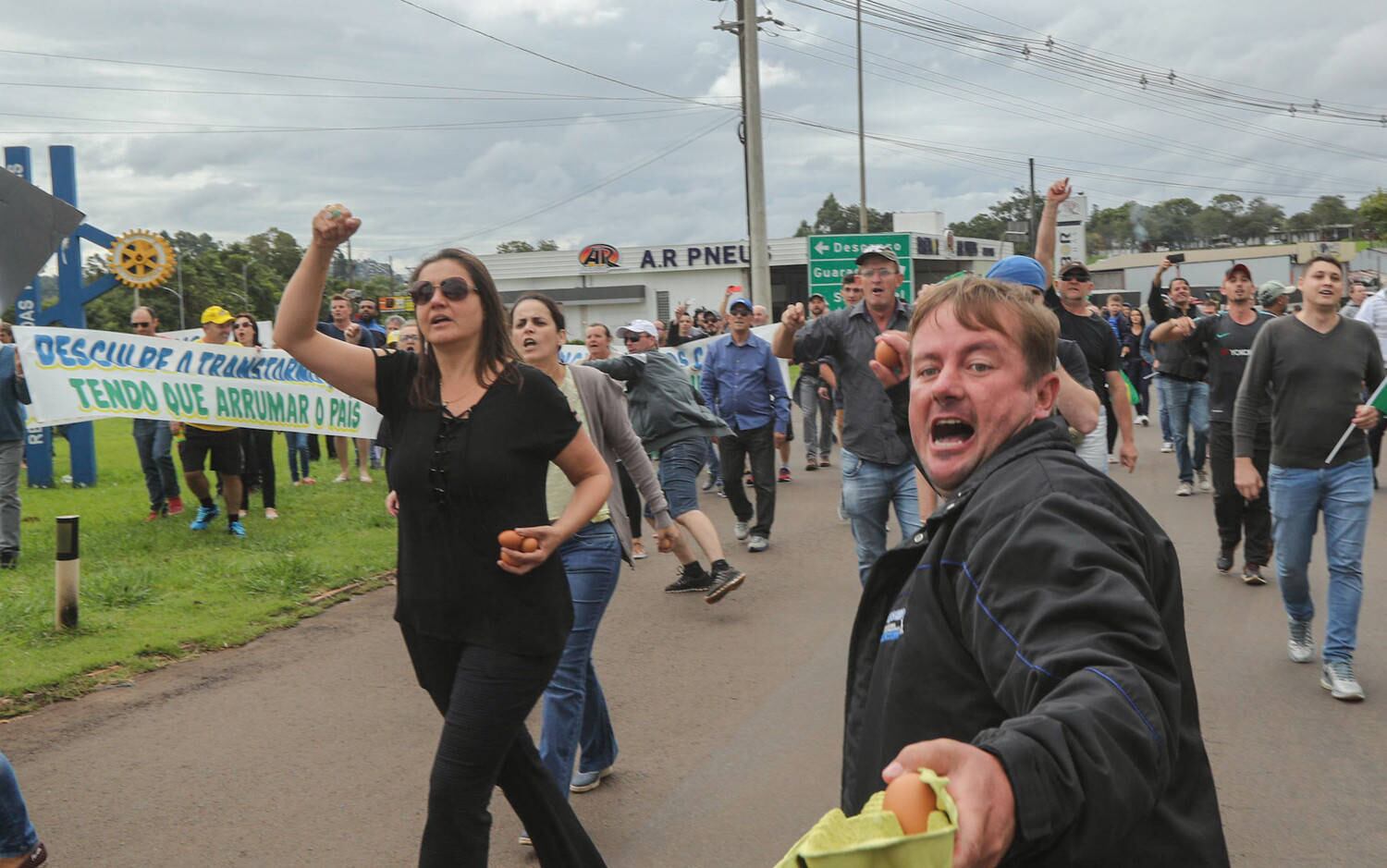 Manifestante jogam ovos contra caravana