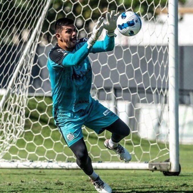 Goleiro João Paulo, do Santos FC, durante treinamento