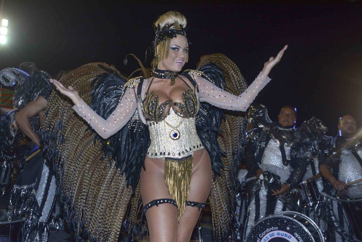 Ellen Roche curte terceiro lugar da Rosas de Ouro no desfile das campeãs de São Paulo