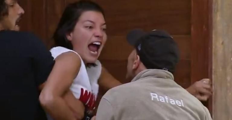 Já João foi mais que um namorado: o modelo atuou também como espécie de segurança pessoal de Gabi e intermediador de brigas em que ela se envolveu. E não foram poucas. Em quase todas, o peão precisou intervir e separar Gabi dos alvos da sua ira, para que ela não cometesse alguma agressão e, consequentemente, fosse expulsa do jogo