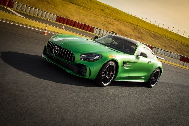 Com 1.630 kg, a relação peso/potência é de 2,66 kg/cv, distribuído em 47% do peso na dianteira e 53% na traseira
