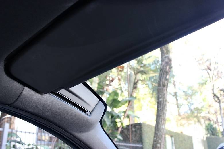 Para-brisa panorâmico pode ser bloqueado pelo para-sol, que corre sobre um trilho no teto

Luiz Betti/R7
