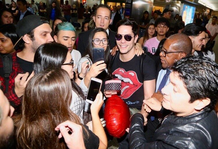 Christian Chávez desembarcou no Brasil, nesta quinta-feira (12), e causou tumulto no saguão do Aeroporto Internacional de São Paulo, onde dezenas de pessoas esperavam o artista