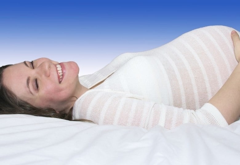 A gravidez costuma deixar a mulher ainda mais linda, mas em meio a esse turbilhão de novidades e transformações é preciso redobrar os cuidados com a pele. Segundo a dermatologista da Medcenter Policlínica, Renata Venancio, com o rompimento das fibras colágenas e elásticas, o estiramento excessivo da pele, bem como fatores hormonais e genéticos, podem surgir estrias durante a gestação. “Mas, embora haja a predisposição genética, a boa notícia é que há como prevenir o surgimento ou a propagação com uma hidratação intensa da pele usando cremes apropriados e controlando o ganho de peso”, avisa.