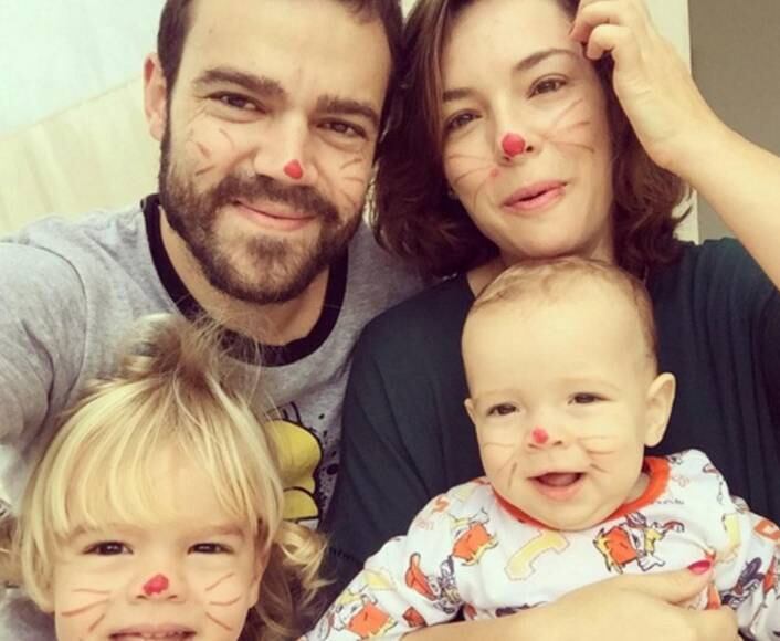 No clique, Regiane Alves aparece com o marido, João Gomez, e os filhos, Antônio e João Gabriel preparados para caçar os ovos