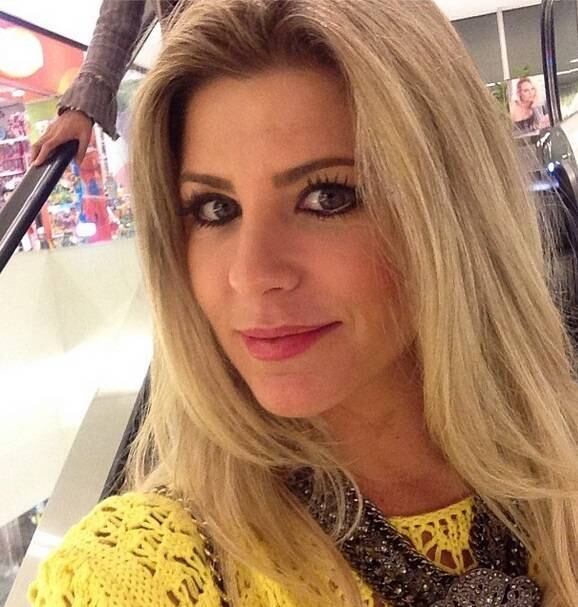 Iris Stefanelli: “vira casaca”

 



Ela ficou famosa, mas agora atua do outro lado, investigando
a vida das celebridades. A musa do BBB7, Iris Stefanelli não teve sorte no
romance com Diego Alemão, mas virou repórter, apresentadora e queridinha dos
famosos que são entrevistados por ela