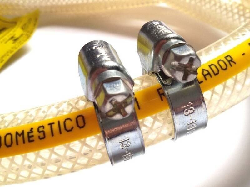 Ainda na cozinha, o botijão de gás pode ser o vilão se houver descuido. Esta peça da foto se chama abraçadeira. Palumbo diz que, no lugar dela, algumas pessoas colocam simples pedaços de arame. 

— A abraçadeira serve para fazer a vedação. Óbvio que um arame não vai vedar e aí acontecem acidentes