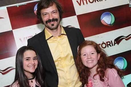 Heitor posa para foto ao lado de integrantes do elenco infantil