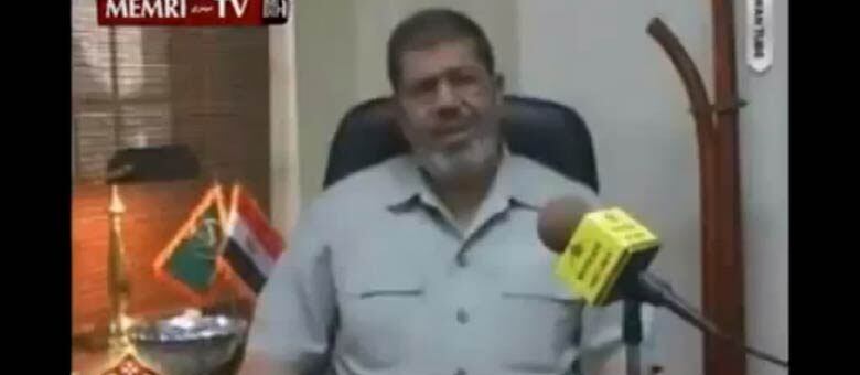 Nas imagens, Mursi aparece criticando as negociações entre palestinos e israelenses, que ele considera "perda de tempo e oportunidade"