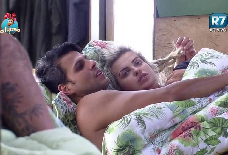 Ciumenta assumida, ela chegou a mostrar esse lado em uma
das festas, por causa da aproximação de Bimbi com outra peoa. Agora que está do
lado de fora, acredita que o namorado vai se manter na linha. 


— Ele mostrou uma postura tão boa, que acho que não vai
querer ficar com mais alguém lá dentro. Eu ficaria triste