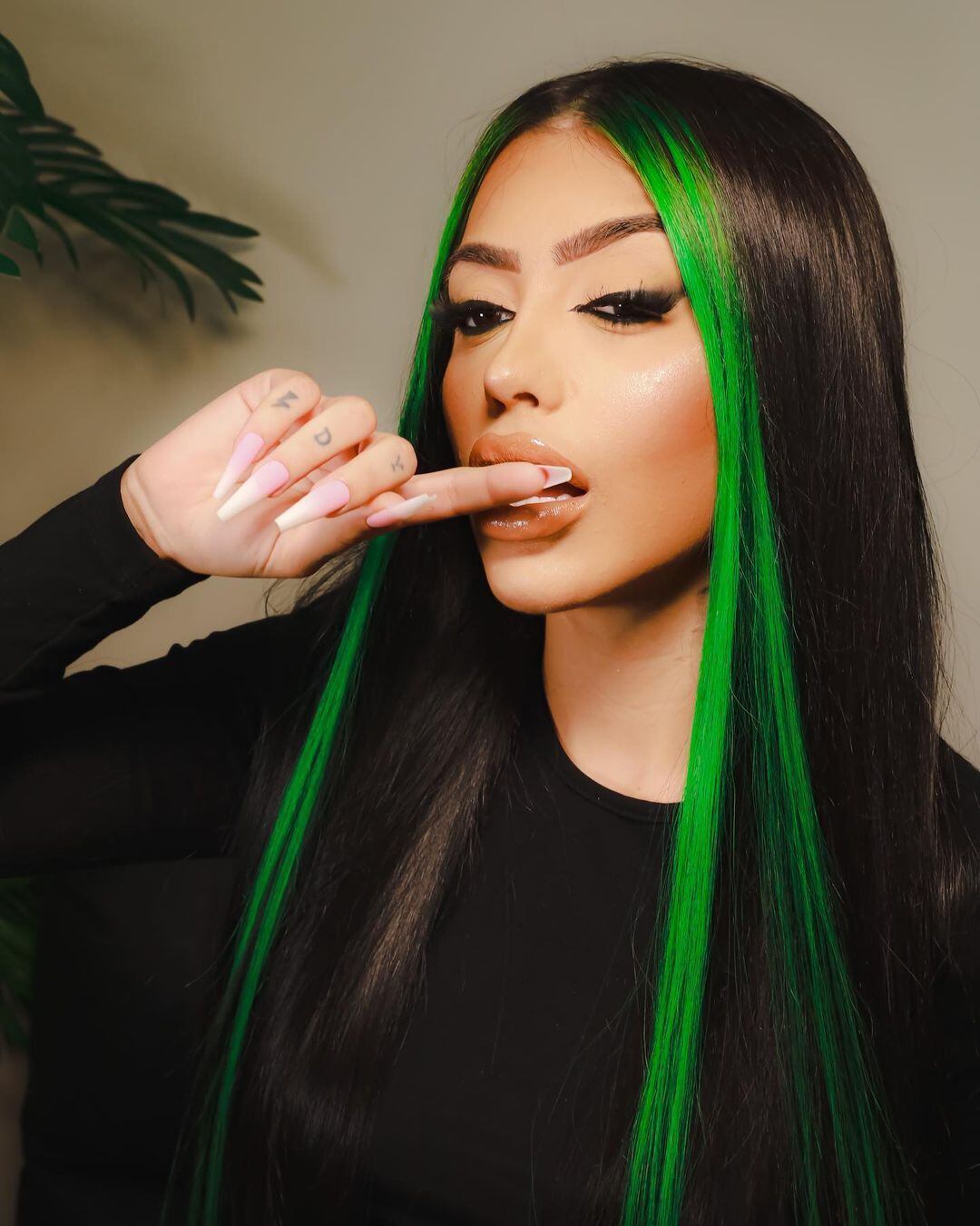 A transformação mais recente de Mirella foi neste mês. Ela coloriu as mechas da frente do cabelo de verde. Na ocasião, Mirella, que se separou de Dynho Alves, falou sobre a transformação: "Toda trabalhada no verde, verde-esperança, vêm só coisas boas"