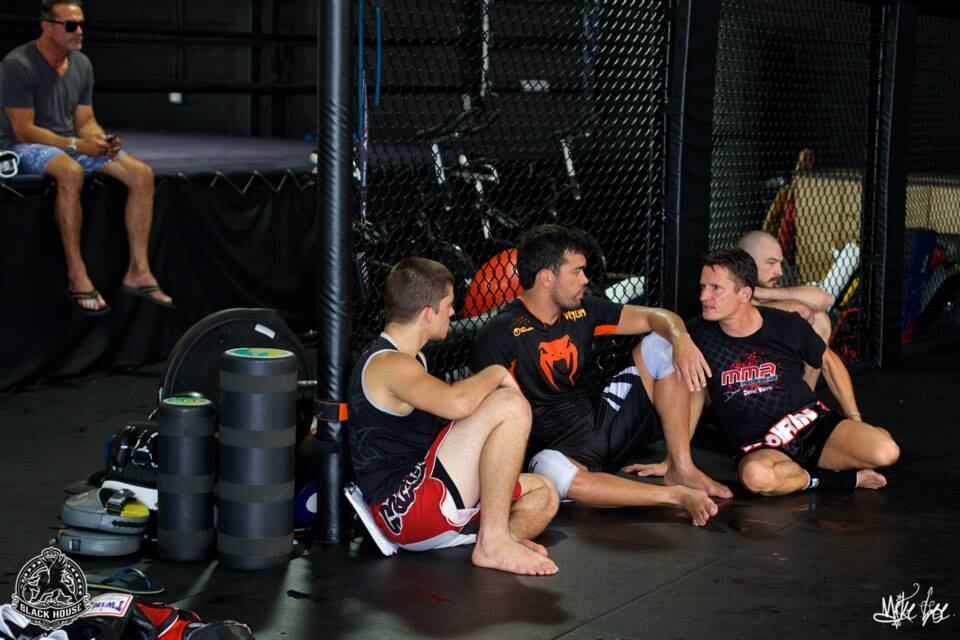 Antes
de conquistar sua primeira vitória no MMA, Vitor sofreu dois reveses em eventos
nacionais