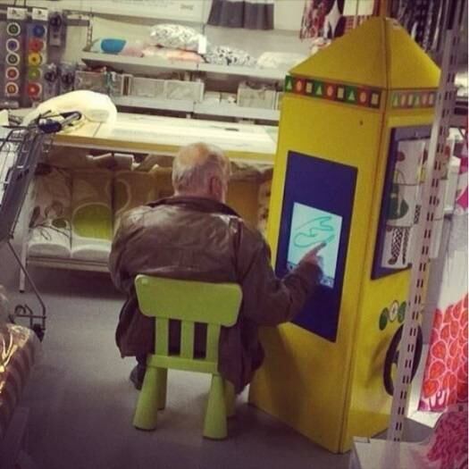 Esse achou um jeito de passar o tempo invadindo a área das crianças