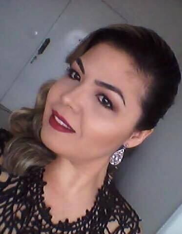 Quando se trata de design de sobrancelha, todo cuidado é pouco, pois o traço errado pode comprometer a harmonia da face como um todo. Maquiadora profissional e designer de sobrancelhas, Mariana Paixão dá algumas dicas de como o trabalho é realizado e de que forma você pode manter os fios com aspecto natural e bem desenhados.  

— O designer de sobrancelha não apenas irá retirar os pelinhos, ou "limpar" as sobrancelhas. O profissional irá, primeiramente, analisar o formato do rosto, de maneira a harmonizar e adequar o
melhor formato e "desenho" da sobrancelha para aquele rosto. E como
ele faz isso? O profissional fará as medições (com o auxílio de paquímetro e
lápis ou linha) corretamente das sobrancelhas, ligando desde o ponto inicial,
ponto alto até o fim. Um design feito de maneira
errada poderá mudar até mesmo a expressão do rosto ou olhar 
