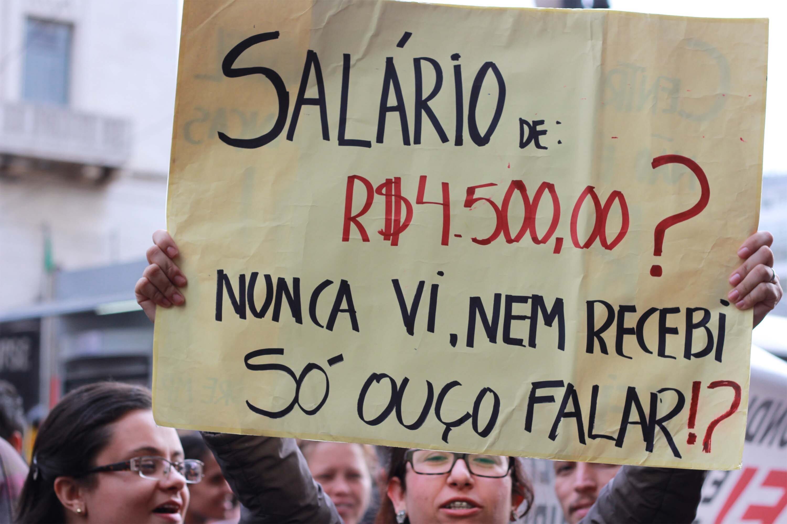 A categoria reivindicava 6,55% de reajuste retroativo a 2011, 4,61% de
reajuste retroativo a 2012 e 5,6% de reajuste para este ano. A manifestação nesta sexta-feira reuniu mais de 6.000 pessoas, de acordo com o Sinpeem.

Em nota, a Secretaria Municipal de Educação se diz satisfeita com os resultados da negociação que suspendem a greve e informa que, com o acordo, os docentes vão repor as aulas perdidas nos dias de paralisação. O comunicado informa também que, com o compromisso firmado, os dias parados não serão descontados dos salários dos professores.

A secretaria informa ainda que, a partir da próxima segunda-feira (27), todas as unidades da rede municipal de ensino estarão funcionando normalmente
