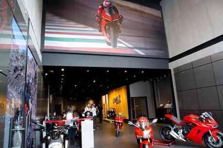 Loja oferece conforto para os apaixonados da marca