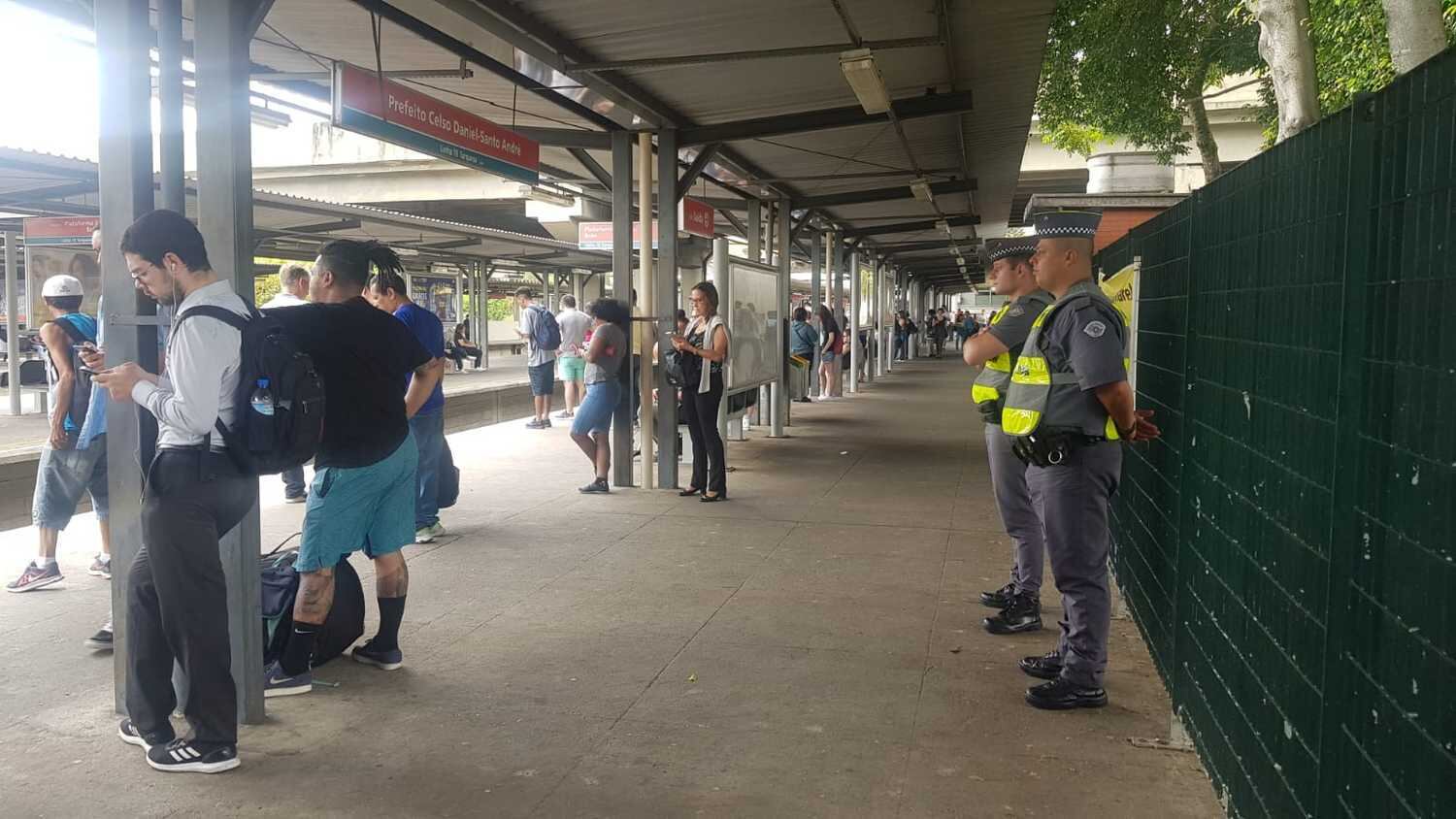 Polícias militares reforçam a segurança na estação Prefeito Saladino, em Santo André