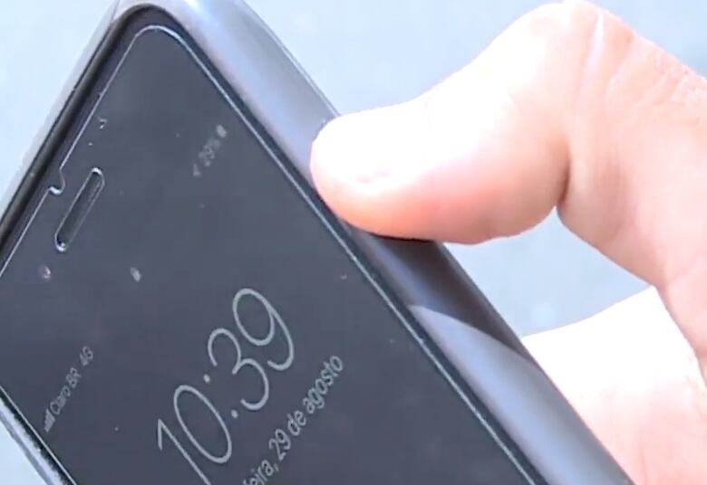 No sistema Android, é necessário pressionar o botão "Liga/Desliga" três vezes seguidas. Automaticamente após o SOS ser acionado, o aparelho liga para a polícia e envia fotos das câmeras frontal e traseira. Além disso, ainda grava um áudio de cinco segundos
