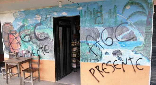 Comércio pixado com a sigla de grupo armado, AGC (Autodefesas Gaitanistas da Colômbia)