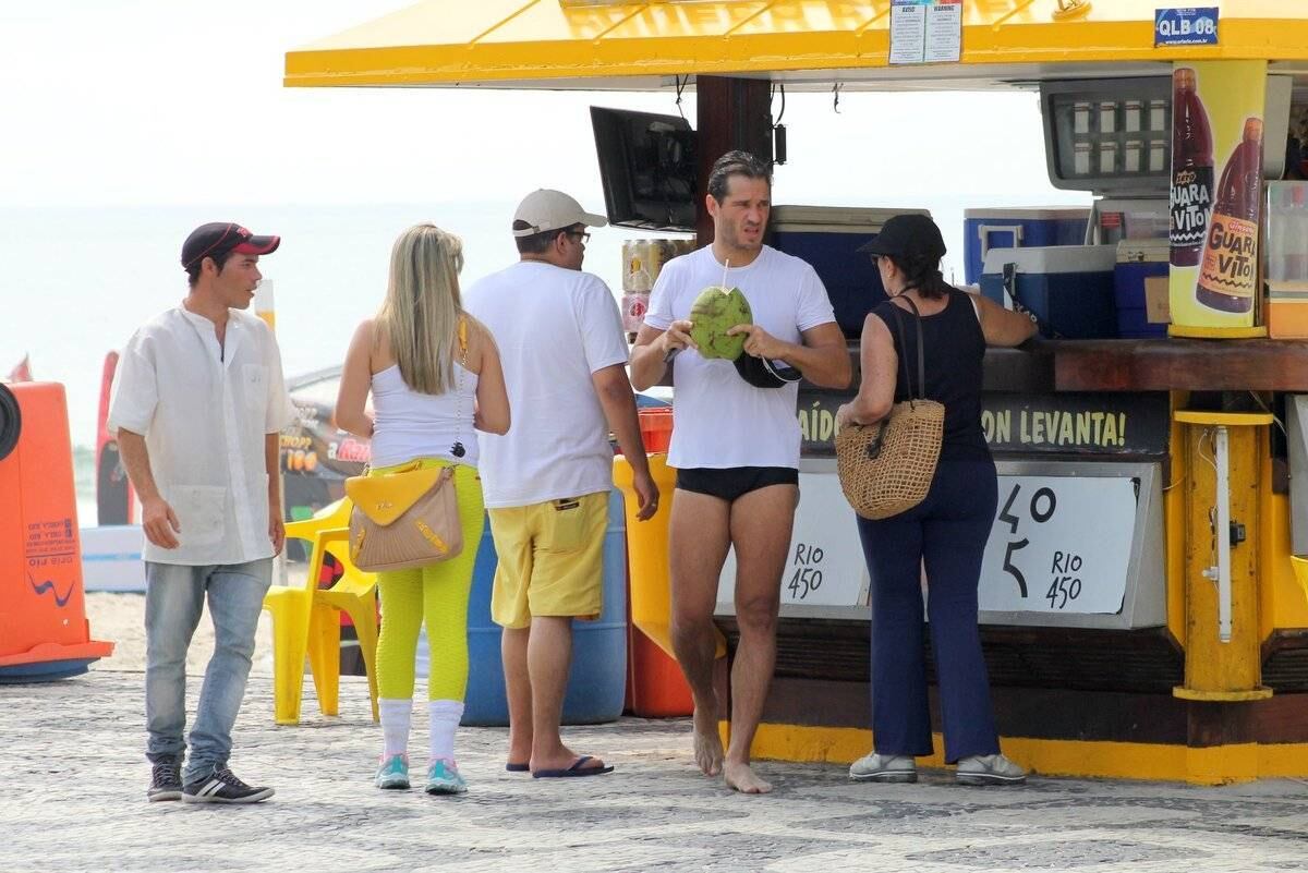 Paulo Rocha é fotografado bebendo água de coco na orla do Leblon, no Rio de Janeiro