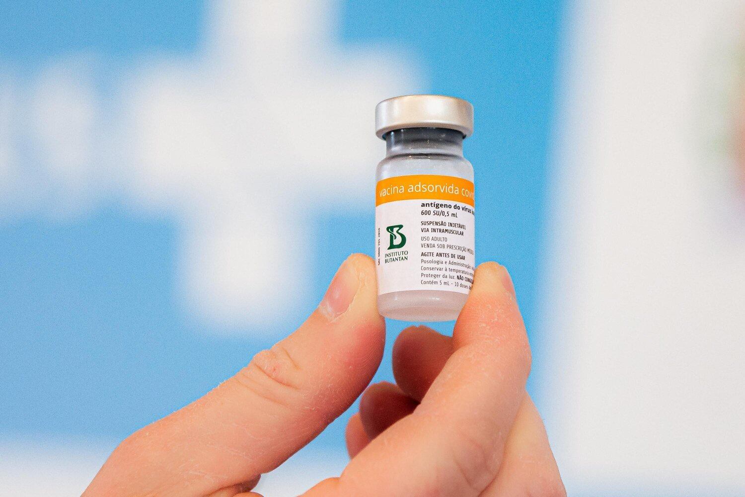 Primeira vacina a ser usada no Brasil, a CoronaVac permite um intervalo entre 14 e 28 dias. Mas para o infectologista Renato Kfouri, membro da diretoria da SBIm (Sociedade Brasileira de Imunizações) e do Comitê Técnico Assessor do Programa Nacional de Imunizações, há mais vantagens no espaço maior
