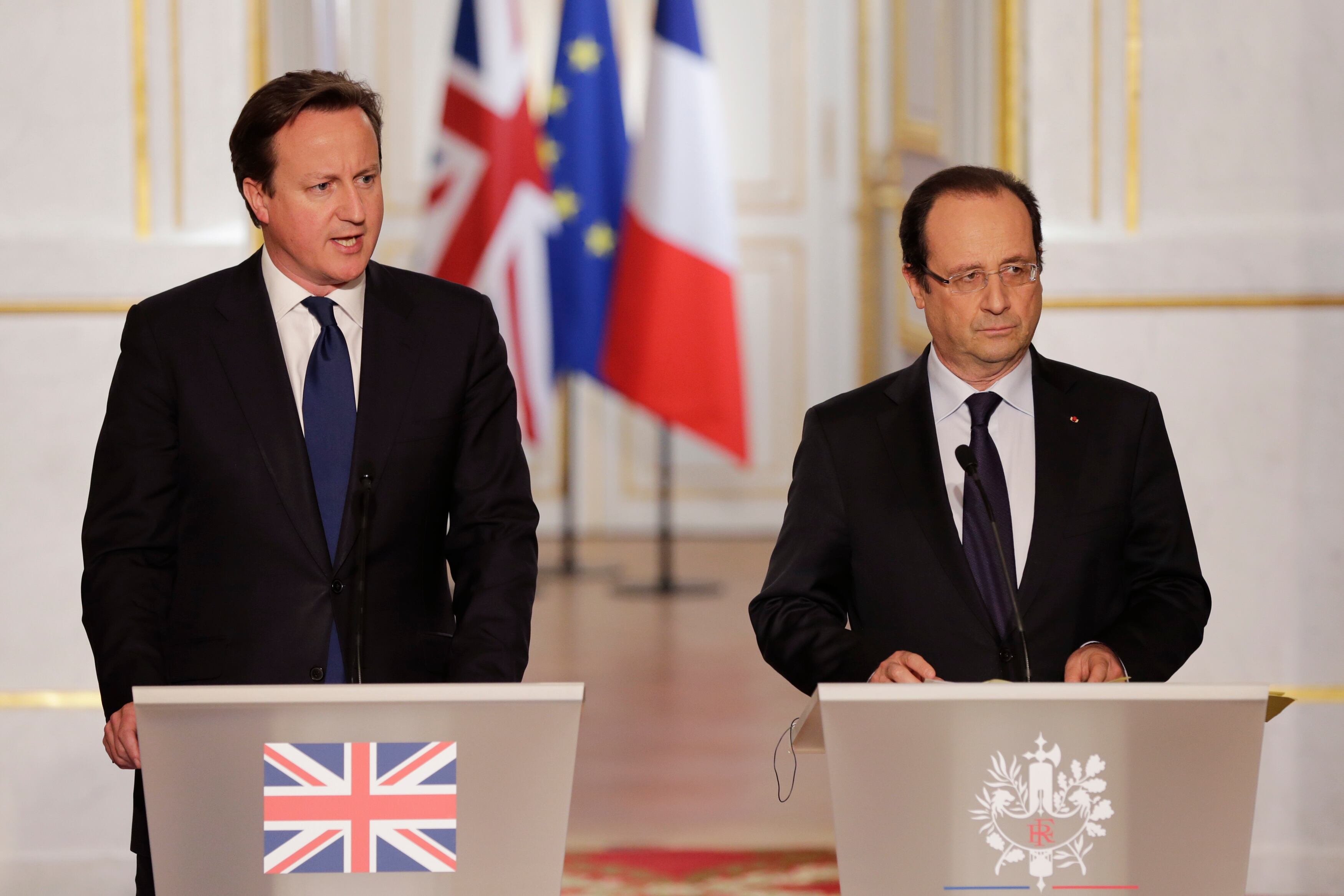 David Cameron (esq.) ao lado do presidente francês François Hollande durante a coletiva de imprensa em Paris