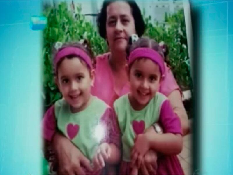 A Ataxia de Friedreich causa a deterioração de células
nervosas ao longo do tempo. Além disso, afeta também o coração, alguns ossos e
as células do pâncreas, que produz a insulina. De acordo com o neurologista, quando
a doença se agrava, o paciente pode desenvolver deformidades ósseas na coluna e
nos pés, além de perder a sensibilidade nos membros, o que segundo o médico,
precisa ser controlado não apenas com medicamentos, mas de apoio e uma equipe
multidisciplinar. Quem puder ajudar, pode entrar em contato com a família no
telefone: (71) 99216-8836