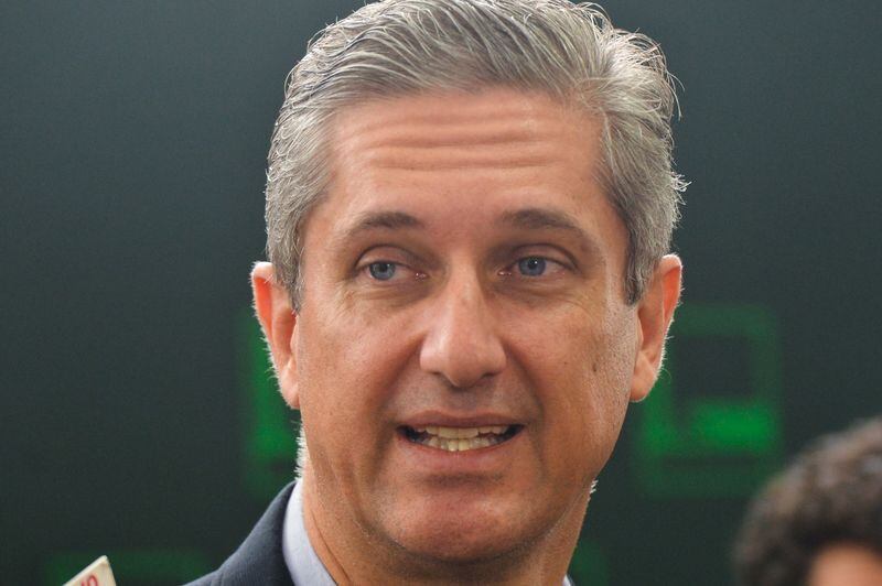 Rogério Rosso (PSD-DF) —
Atual líder do partido na Casa, Rosso nasceu no Rio de
Janeiro, tem 47 anos, é advogado e músico e está no seu segundo mandato de
deputado federal. Recentemente, presidiu a comissão especial que aprovou a
abertura de processo de impeachment contra a presidente afastada Dilma Rousseff
por crime de responsabilidade. Ex-governador do Distrito Federal, foi também secretário de
Desenvolvimento Econômico de Joaquim Roriz e presidente da Codeplan (Companhia de
Planejamento do Distrito Federal) no governo de José Roberto Arruda