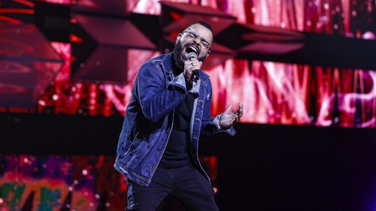 Smells Like Teen Spirit, do Nirvana
Quer uma boa pedida? Vá de rock and roll! Ricardinho Martiliano começou a música Smells Like Teen Spirit, do Nirvana, bem calmo, mas no refrão explodiu e fez a galera se jogar no hit